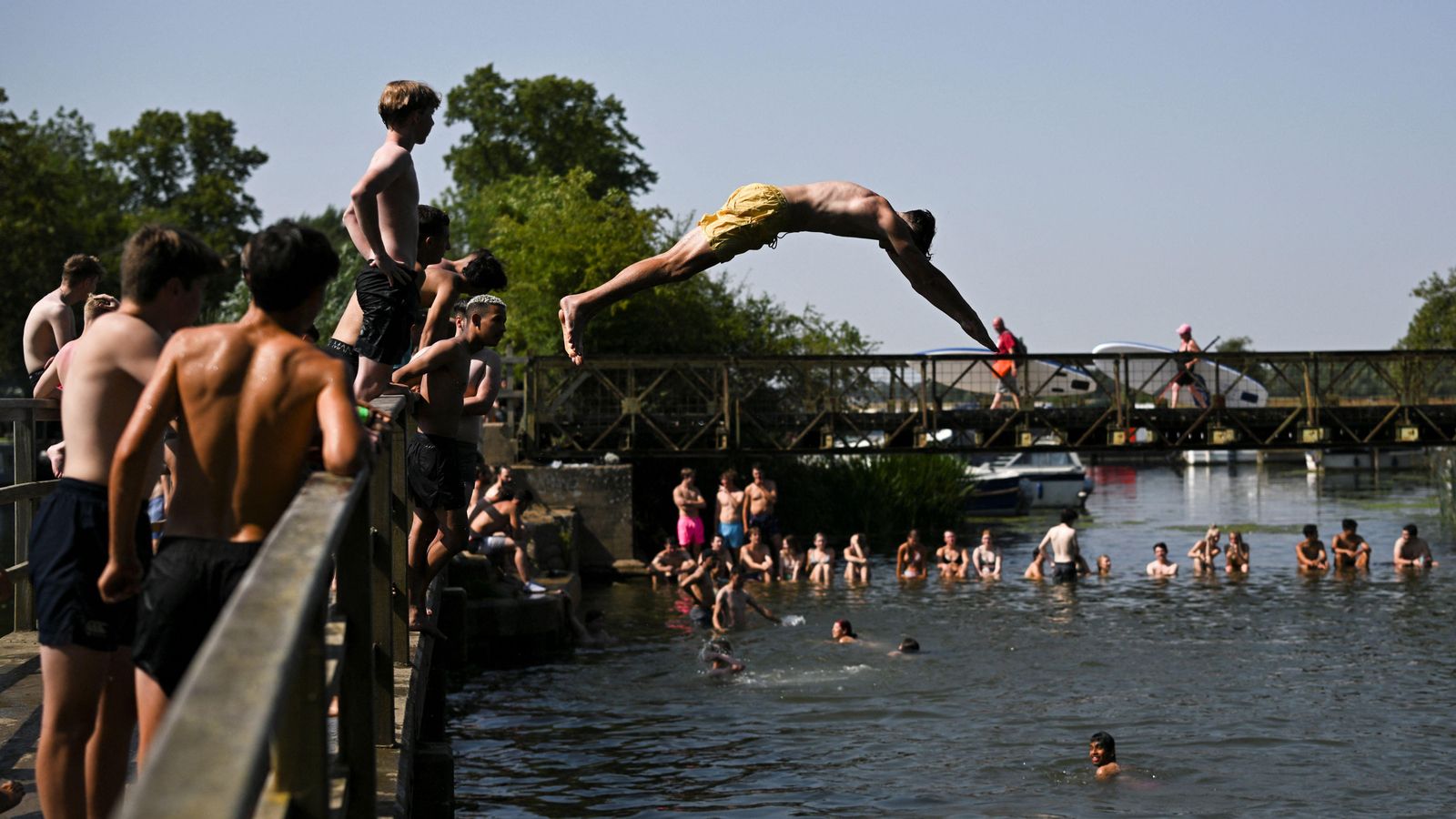 Un home es llança al riu Tàmesi, durant l’onada de calor a Oxford