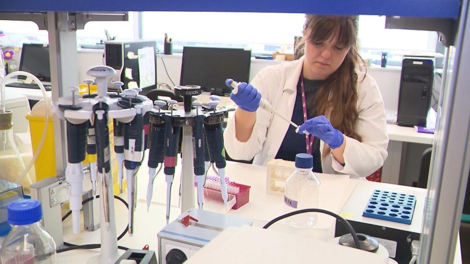 Imatge d'arxiu d'una científica a un laboratori