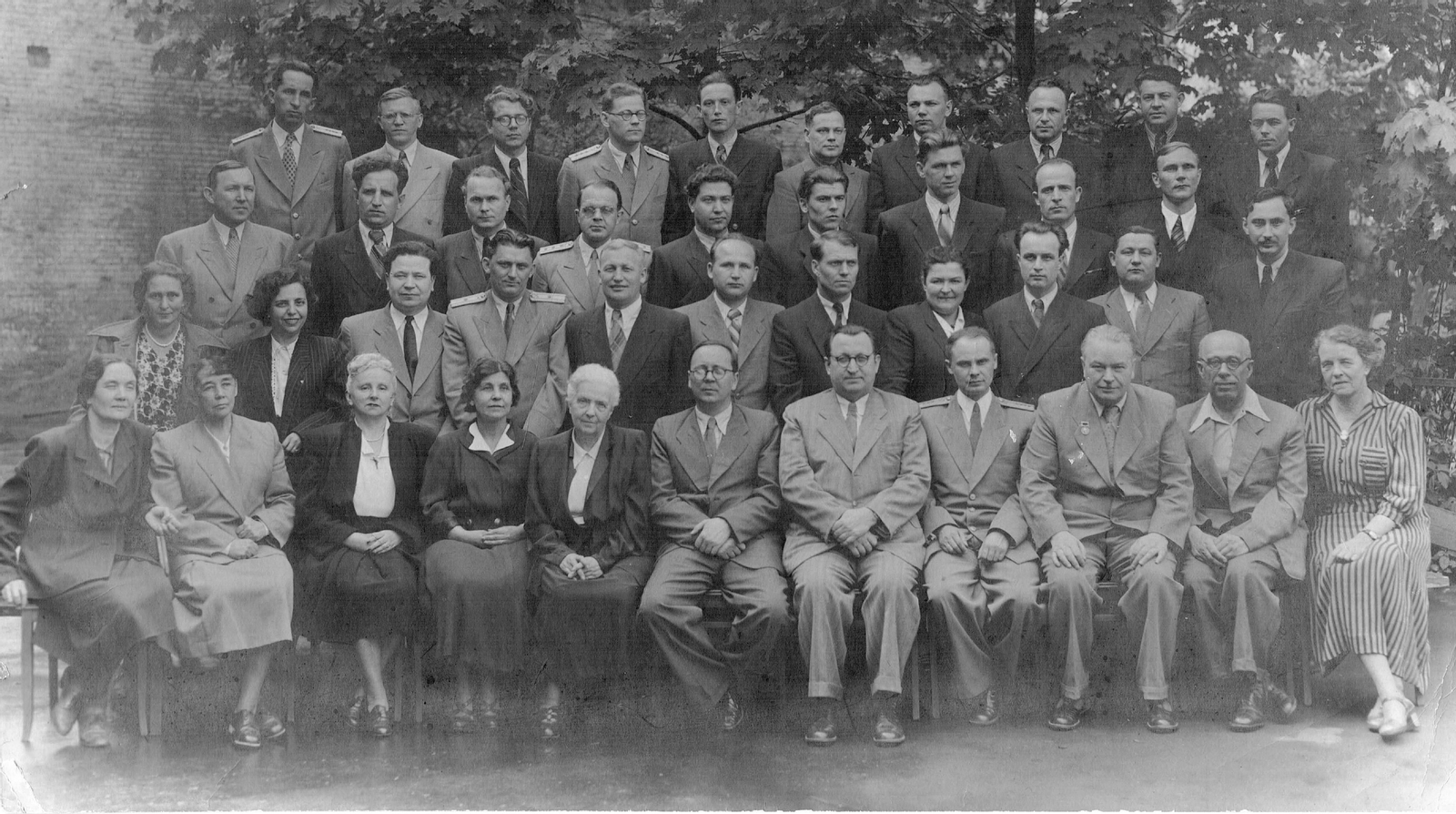 Professors i professores de l’Escola Superior de Diplomàcia de Moscou. Alejandra Soler és la segona per l’esquerra en la segona fila, comptant des de baix