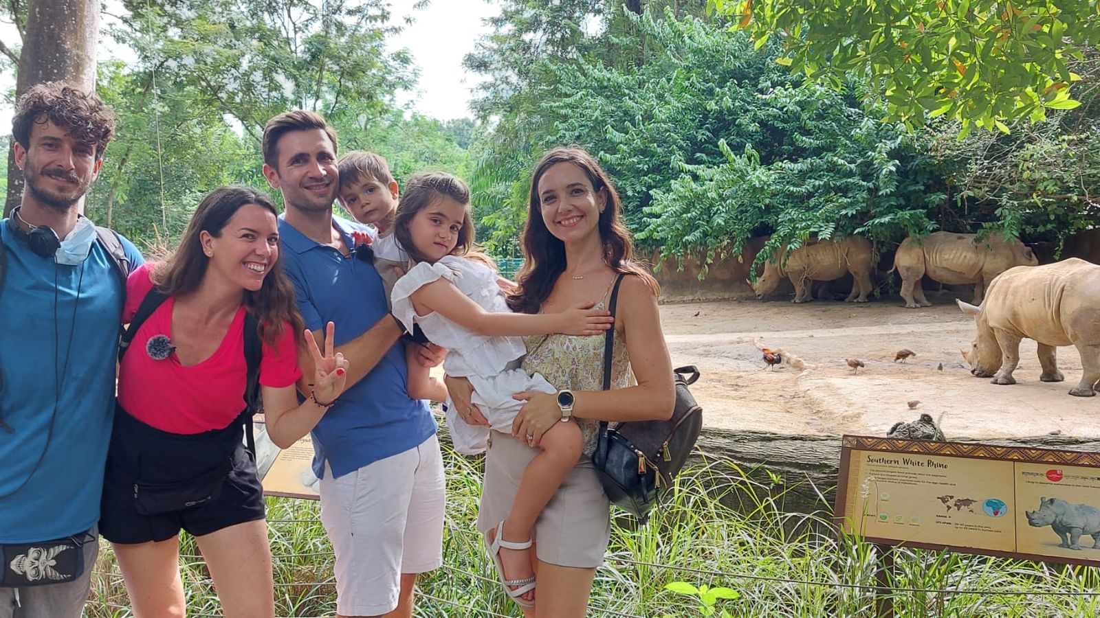 La reportera Cristina Orts ens mostra els grandiosos gratacels i la confluència de cultures de la ciutat jardí asiàtica.