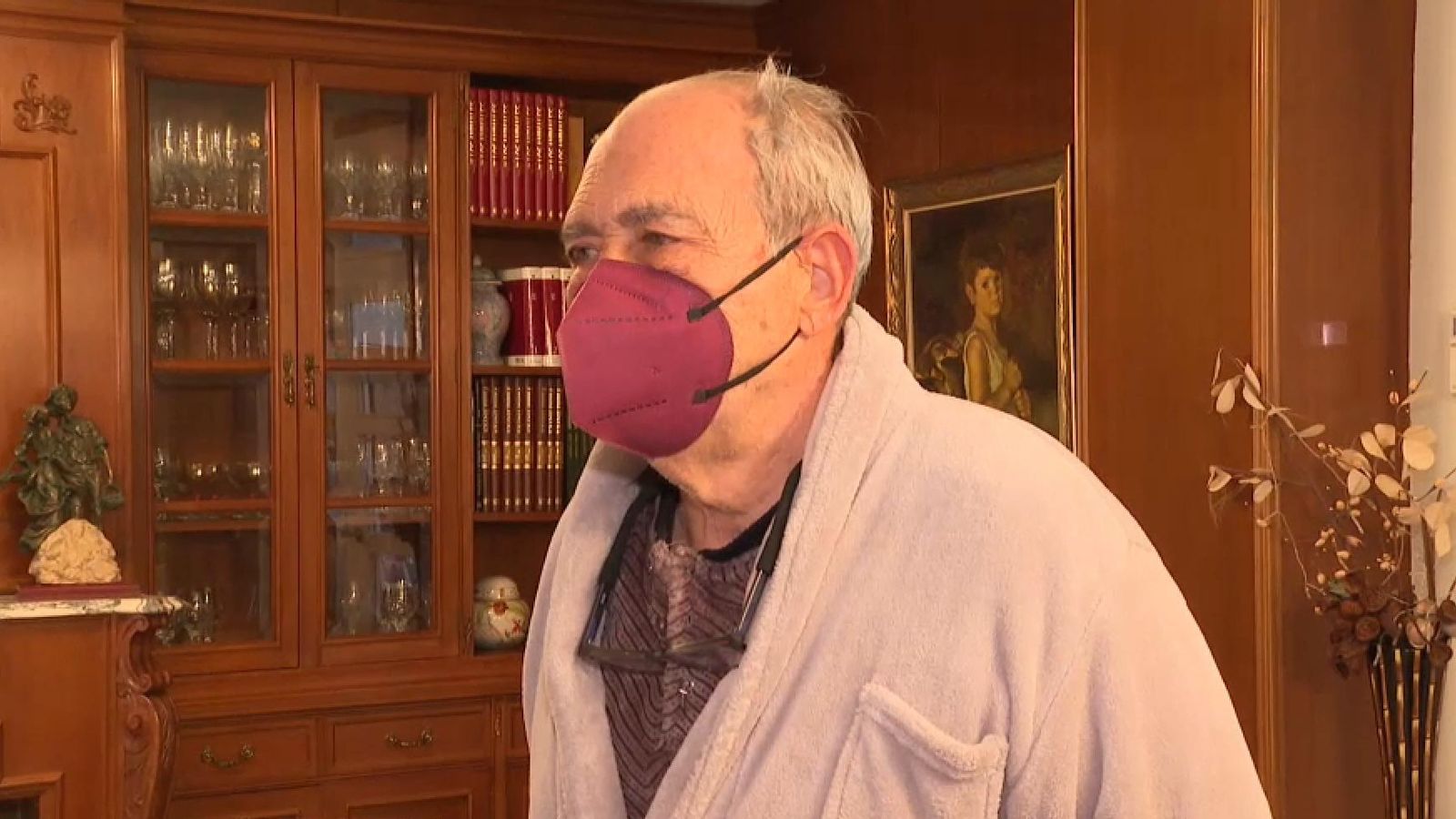 Carlos, metge retirat de 78 anys, reclama un tracte més humà a les sucursals bancàries