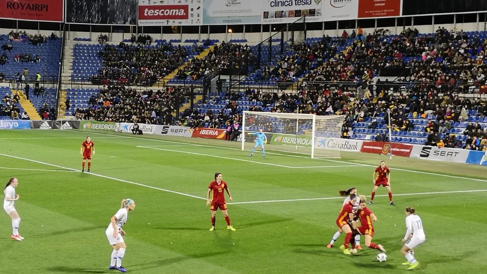 Moment del xoc entre la selecció femenina d'Espanya i els Estats Units
