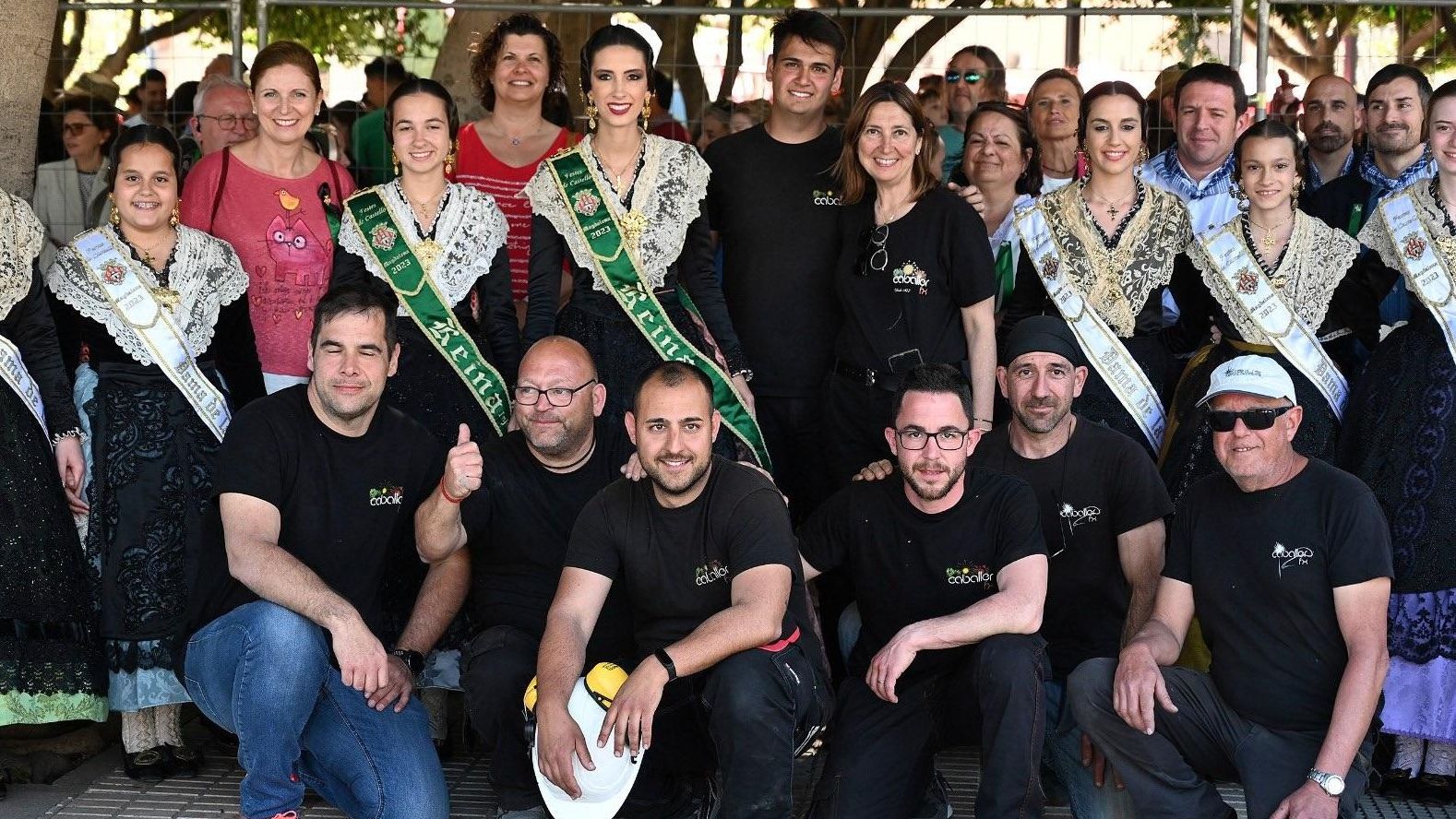 L'alcaldessa de Castelló i les reines de la Magdalena en la mascletà amb els membres de la pirotècnia Global Foc de Vilamarxant