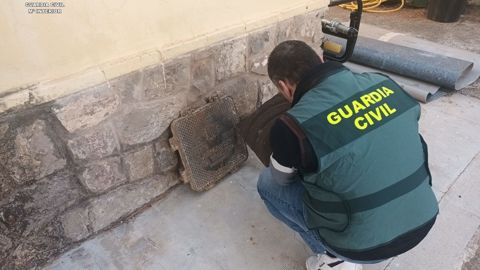 Part de les arquetes que l'home hauria sostret per a la posterior venda