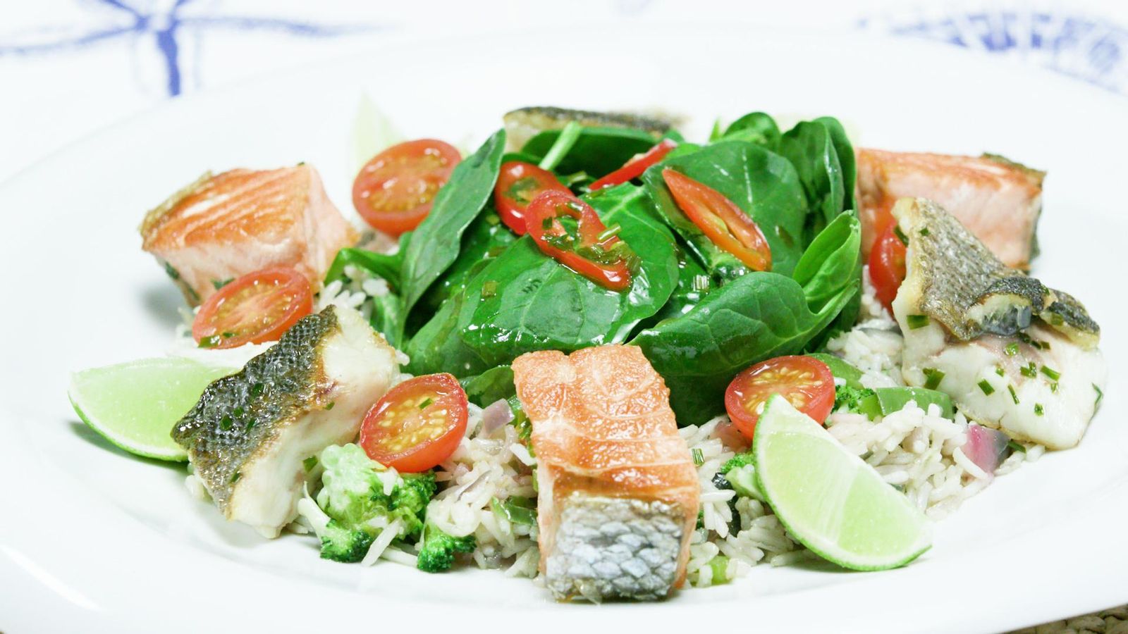 Arròs saltat amb verdures i peix