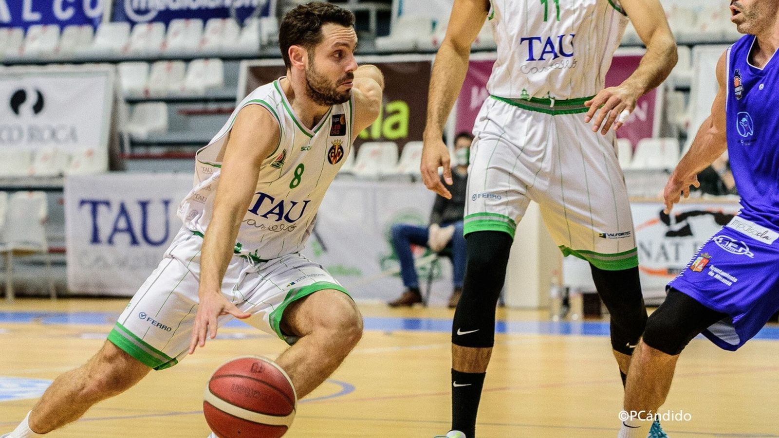Joan Faner, en una acció del partit contra l'Almansa