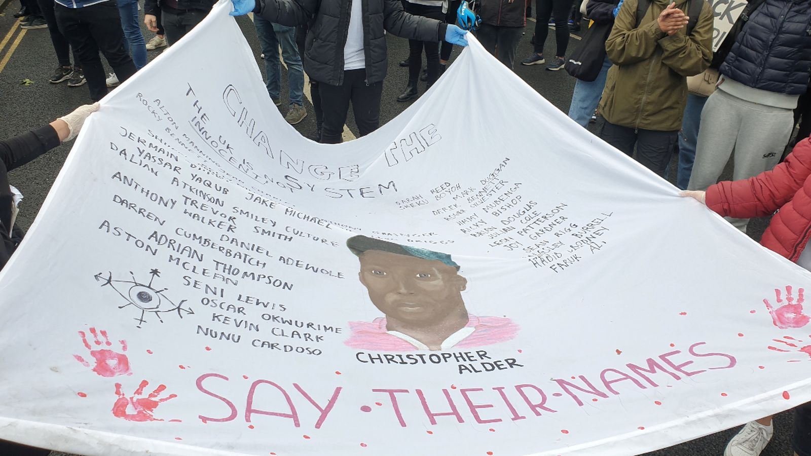 Una pancarta amb noms de víctimes de la brutalitat policial al Regne Unit
