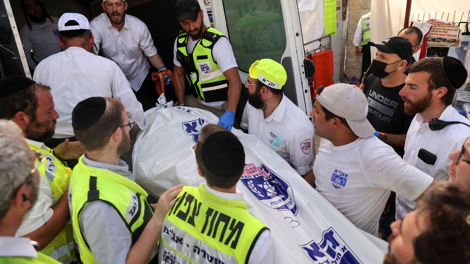 Els serveis sanitaris evacuen una víctima en ambulància de la Muntanya Merón