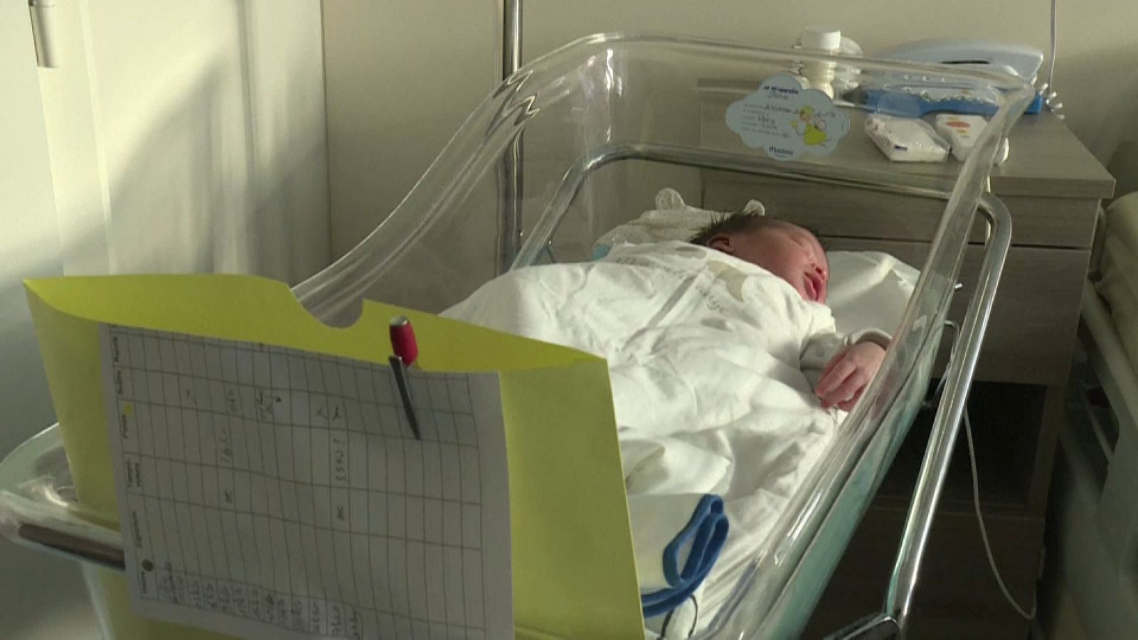 Un xiquet de bolquers acabat de náixer (arxiu)