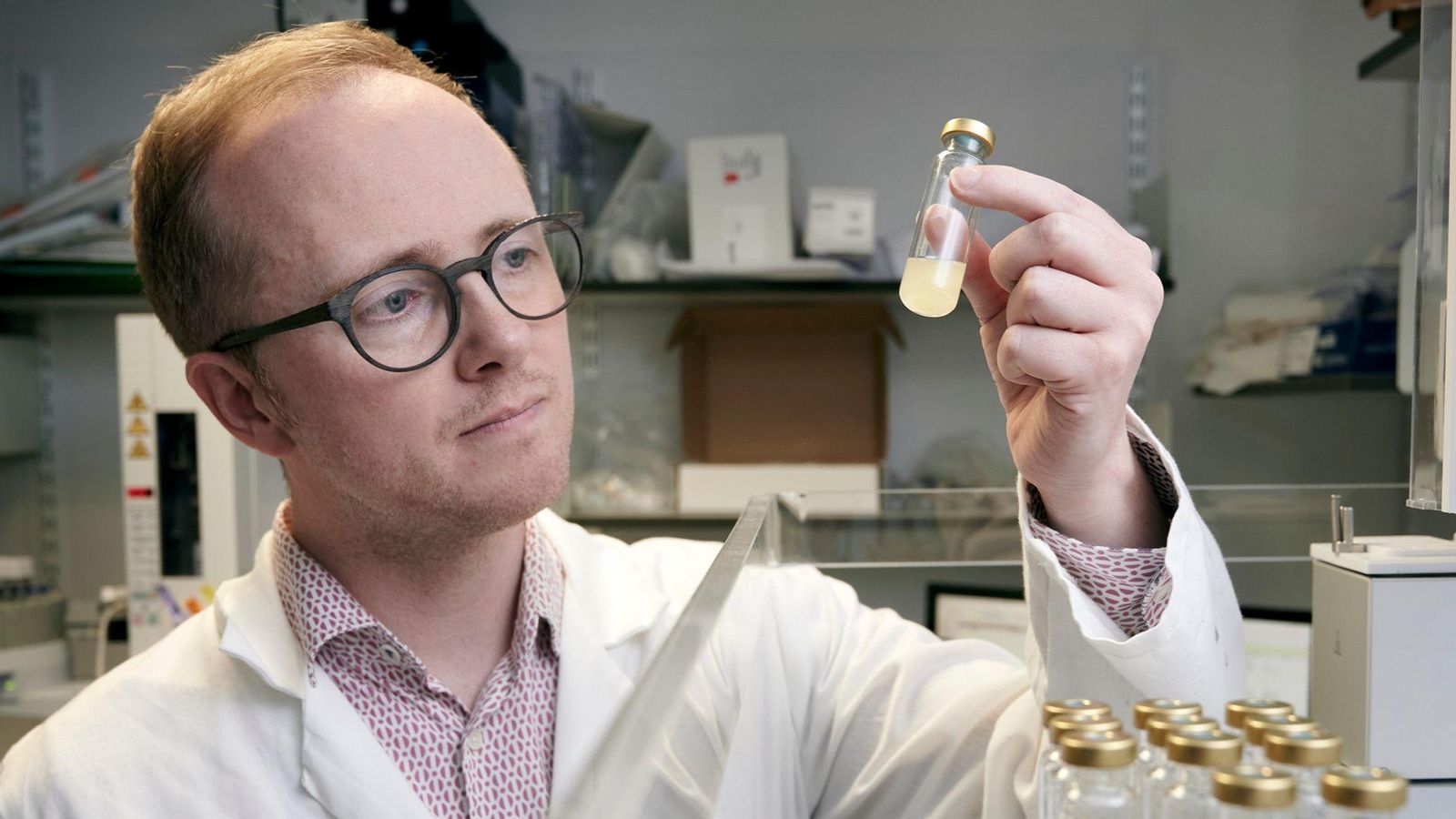 El professor Stephen Wallace, autor principal de la recerca, en el seu laboratori a Edimburg