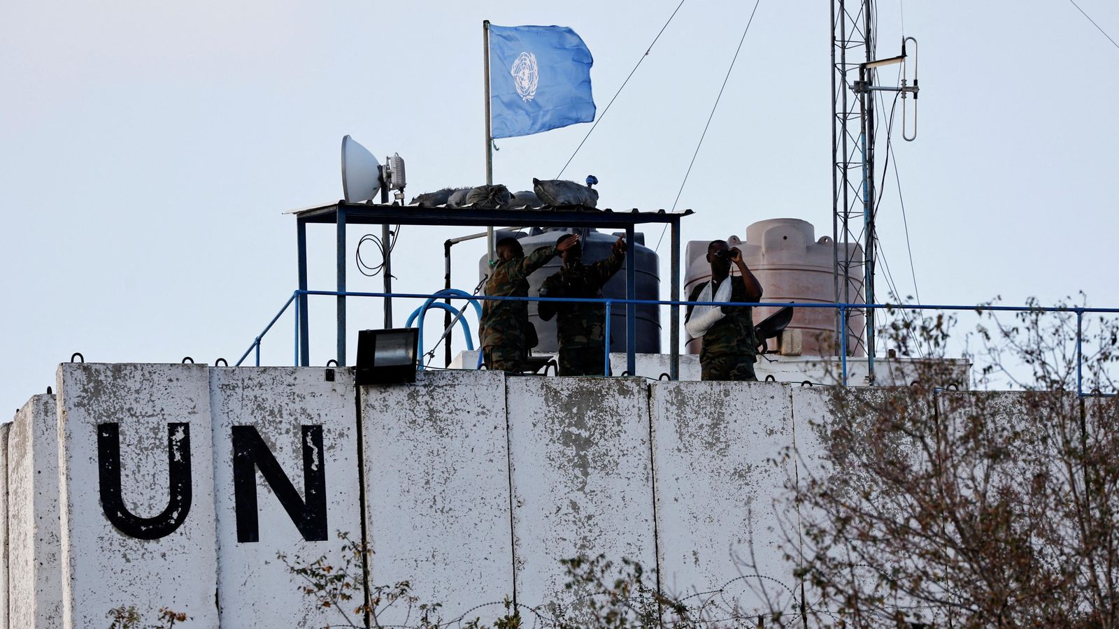 Membres de la FINUL a una torre de vigilància en el sud del Líban