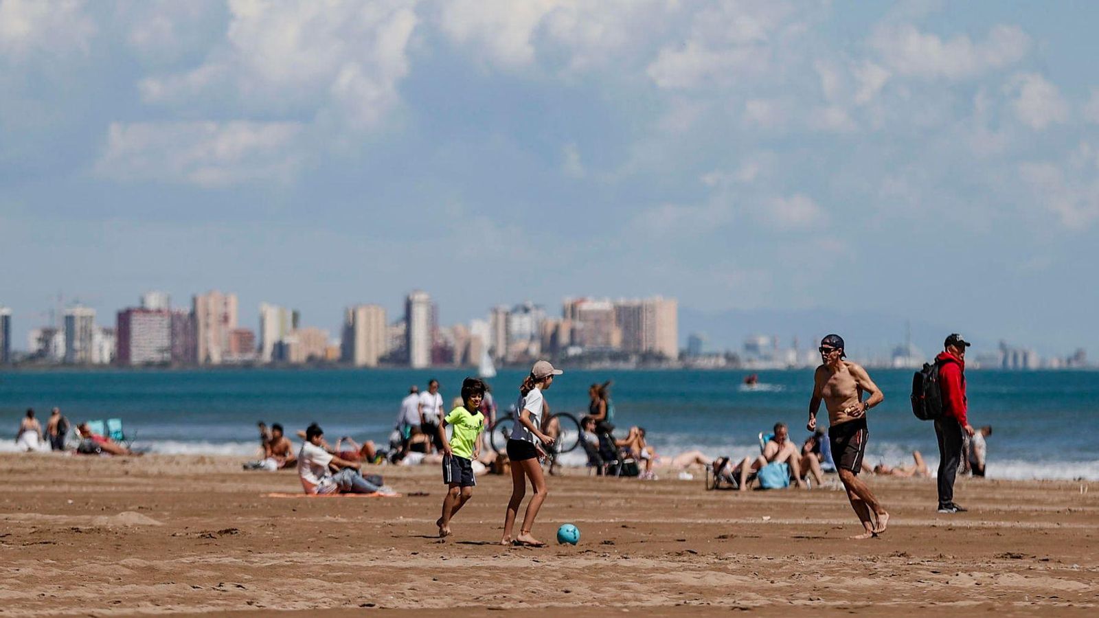 Les temperatures plenament primaverals han convidat molts a acostar-se vora mar