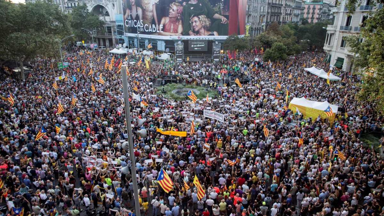 Imatge de la concentració a les portes de la conselleria d'Economia de Catalunya