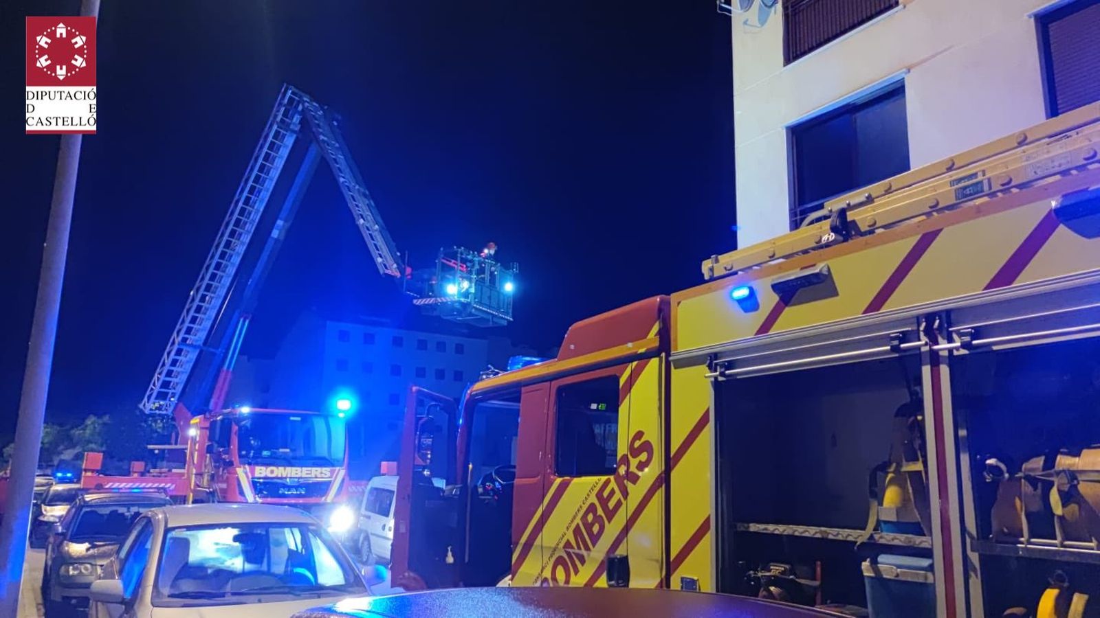 Les dotacions de bombers de la Diputació en l'edifici d'Almassora