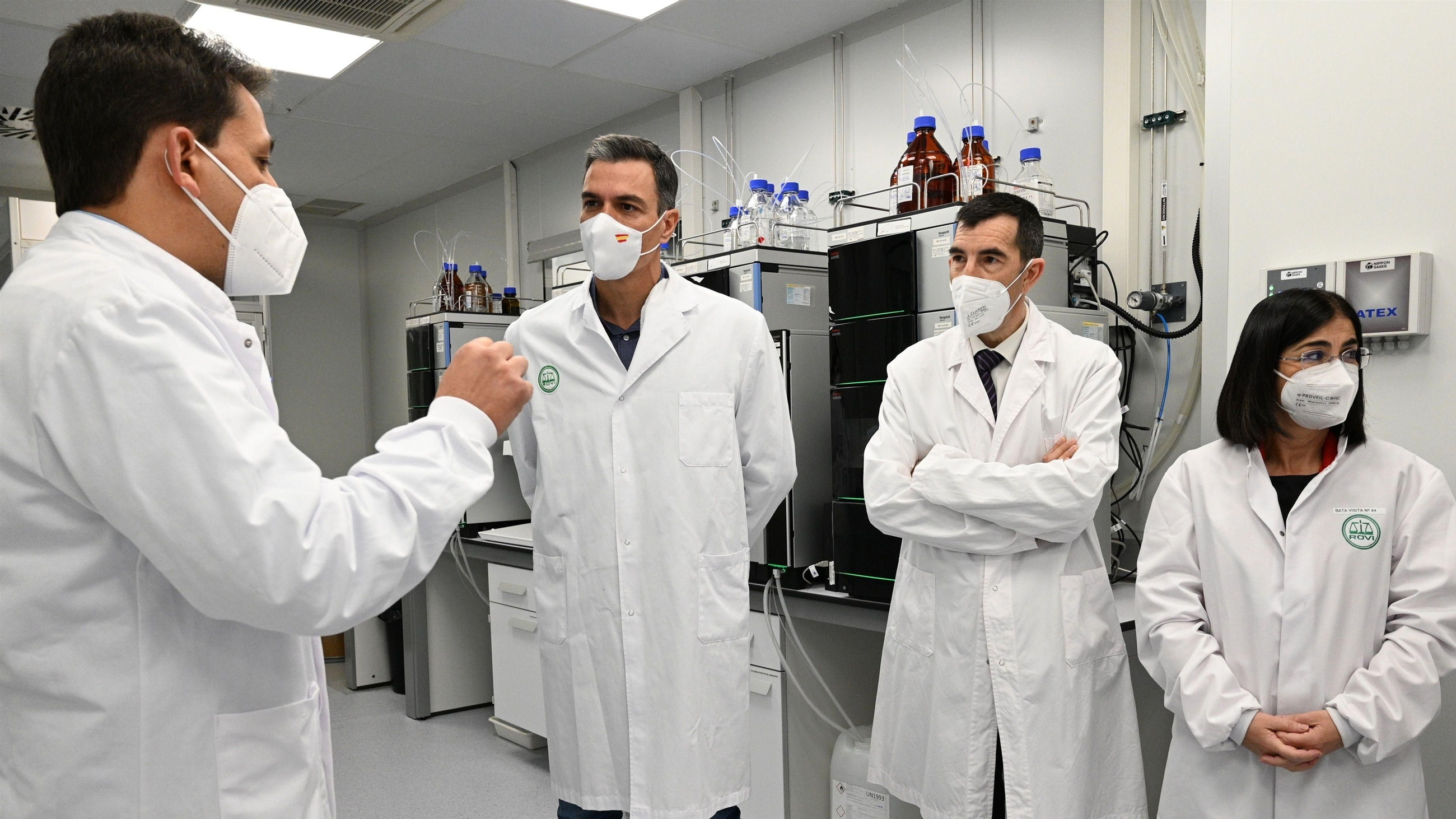 Pedro Sánchez i Carolina Darias visiten les instal·lacions de la farmacèutica Rovi que produeix la vacuna Moderna Pedro Sánchez i Carolina Darias visiten les instal·lacions de la farmacèutica Rovi que produeix la vacuna Moderna