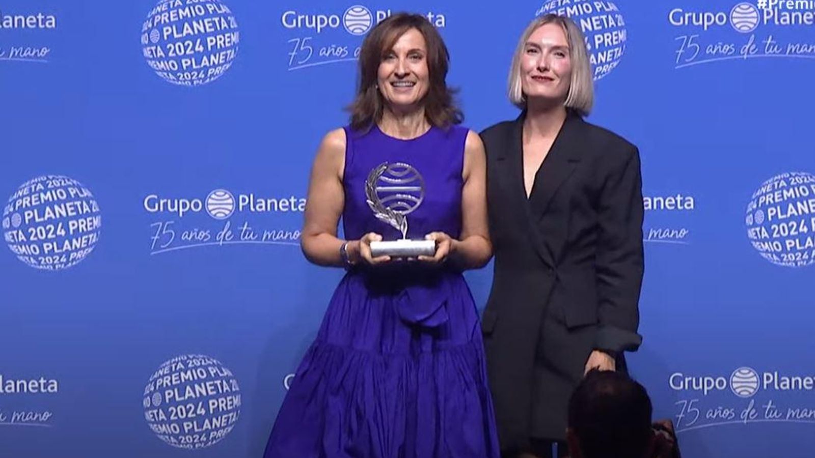 La guanyadora del Premi Planeta 2024, Paloma Sánchez-Garnica i la finalista, Beatriz Serrano