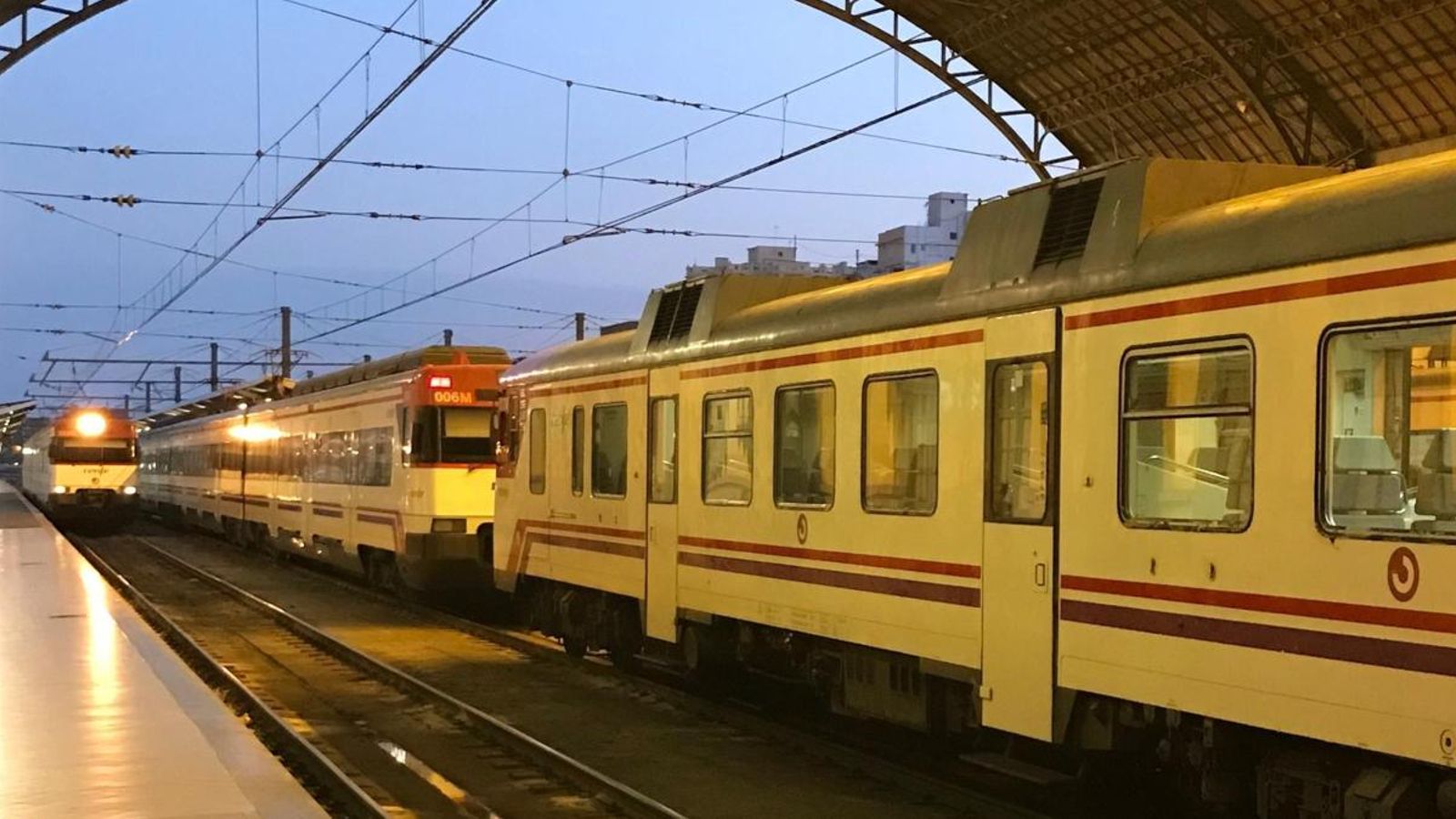 Un tren de Rodalia en l’Estació del Nord de València