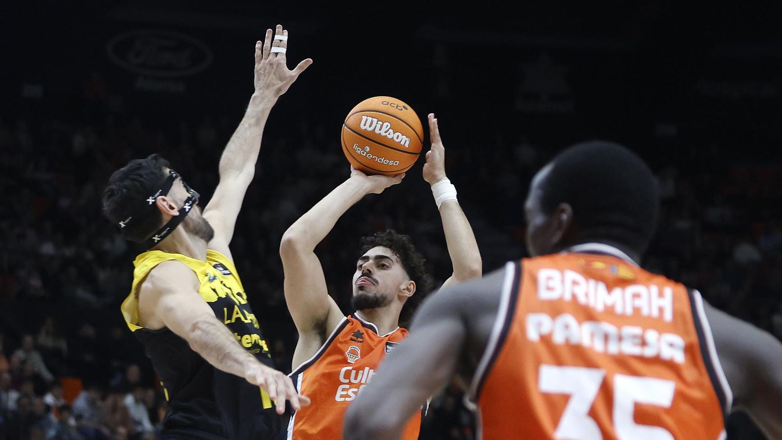 Amida Bridah, d'esquenes, mira el tir de Josep Puerto en el partit contra el Tenerife
