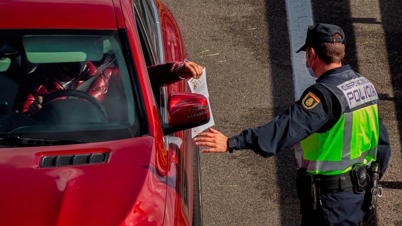 Agents de la Policia en un control instal·lat a l'entrada a la capital asturiana per l'autopista A-66.