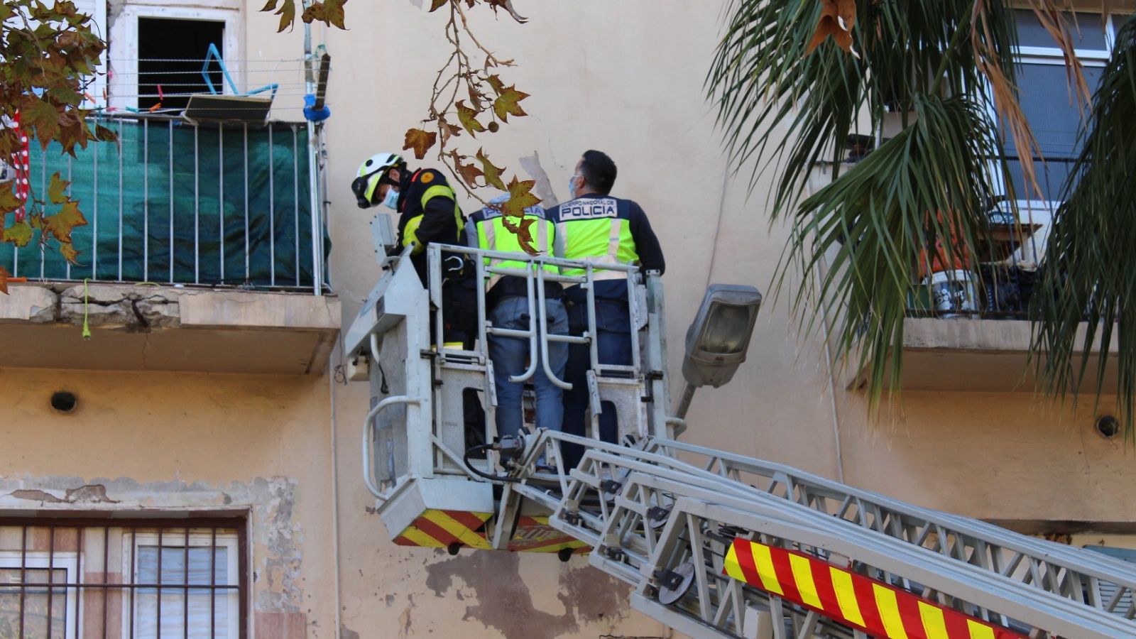 La policia científica inspecciona la façana de l'edifici des d'on va caure la víctima