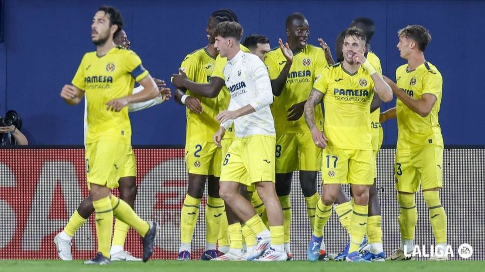 Els jugadors del Vila-real celebren un gol a la Ceràmica