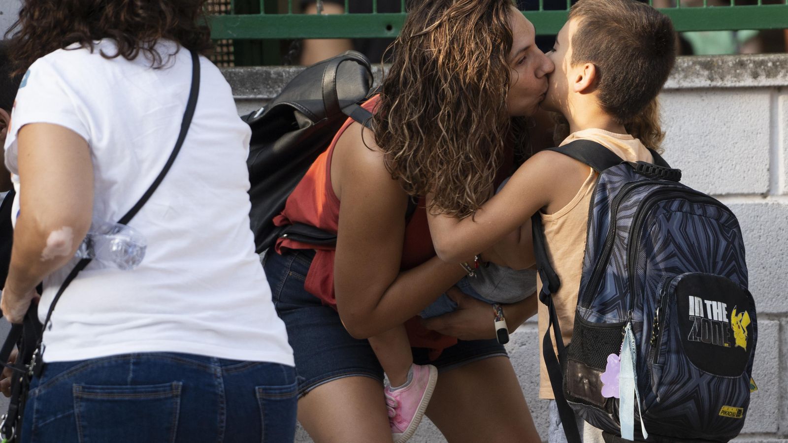 Una mare s'acomiada del seu fill en el CEIP La Constitució, a Quart de Poblet Jorge Gil / Europa Press