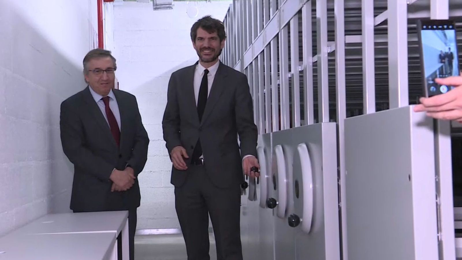 El conseller i el ministre de Cultura junt a les prestatgeries que albergaran els documents del passat de la província de Castelló