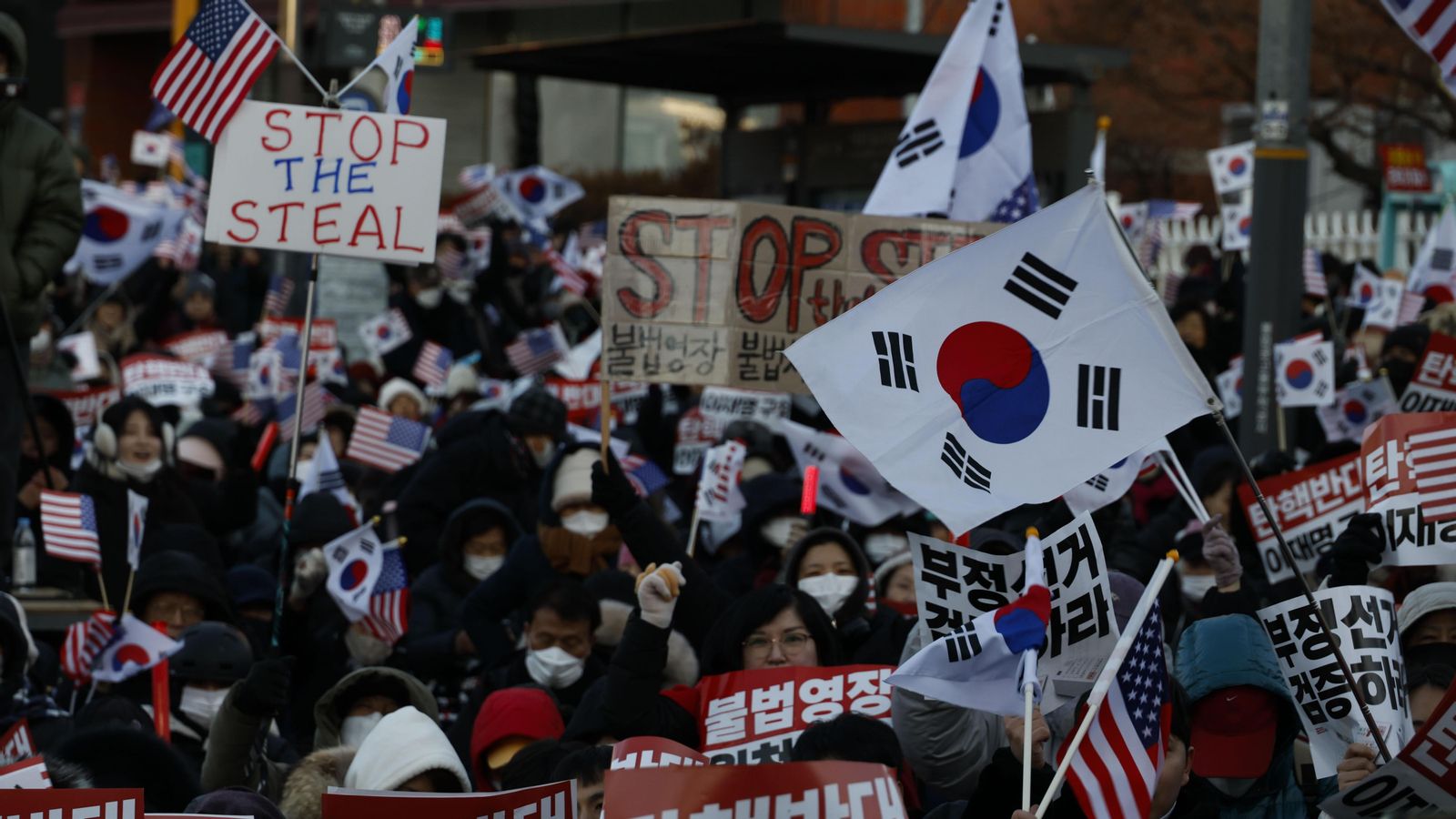 Els seguidors del president congregats prop de la seua residència han celebrat la cancel·lació de l'arrest