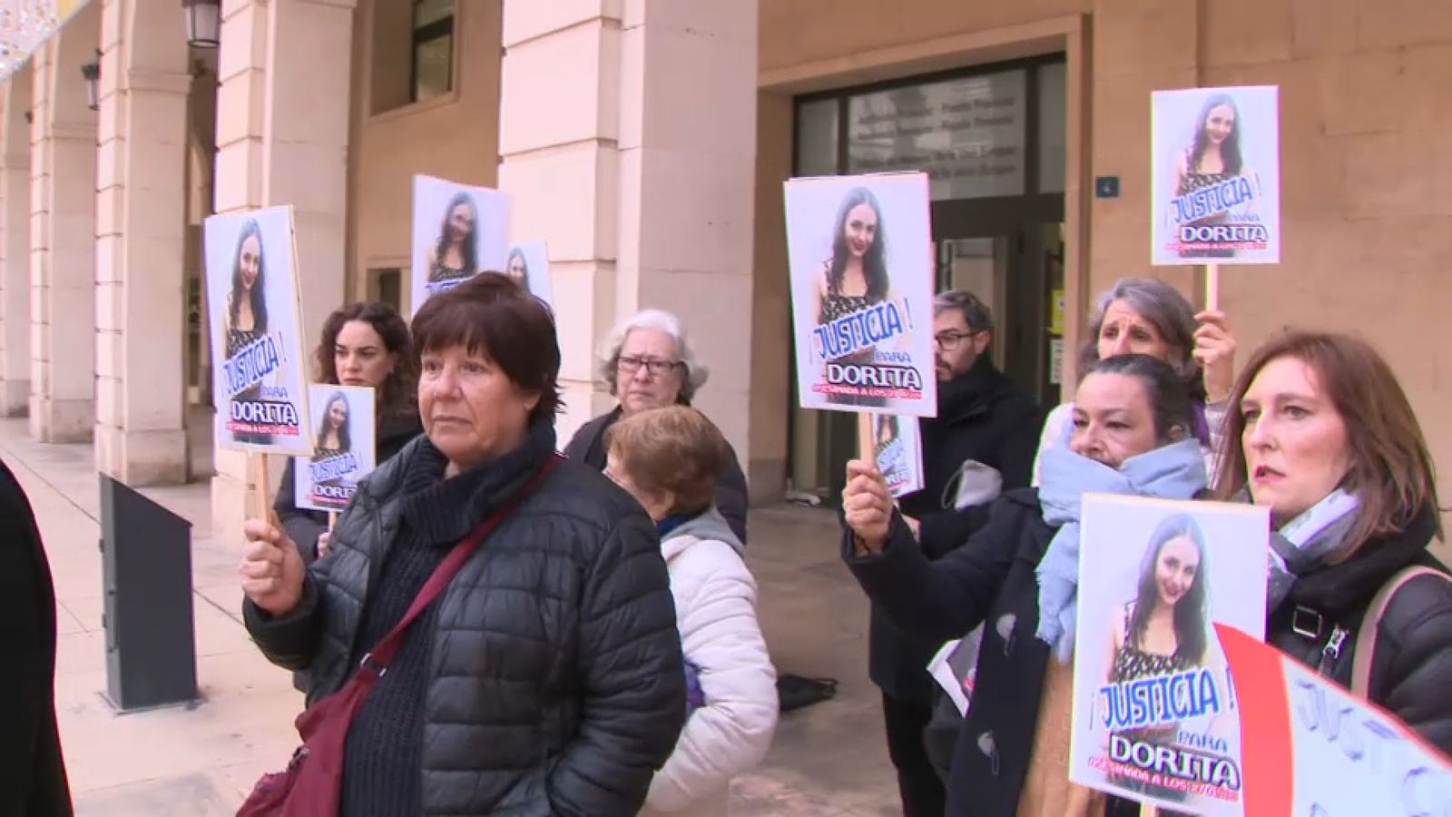 Concentració de familiars i amics en suport a Dorita, la dona assassinada a ganivetades a Alcoi