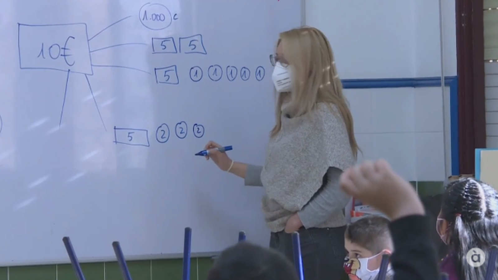 Una professora explica en la pissarra en un col·legi de la Comunitat Valenciana en una imatge d'arxiu