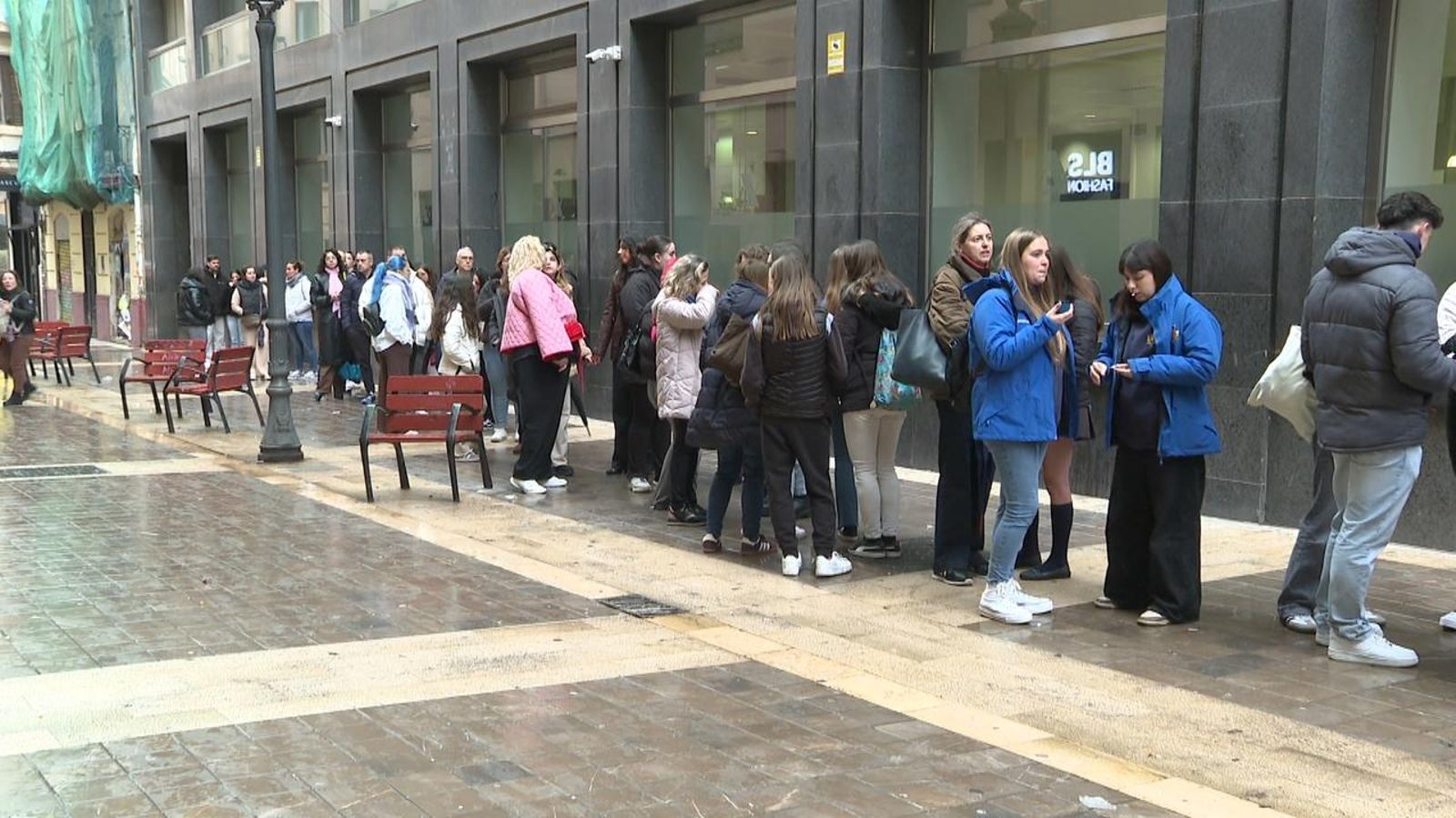 Llargues cues a les botigues d'indumentària fallera per les rebaixes