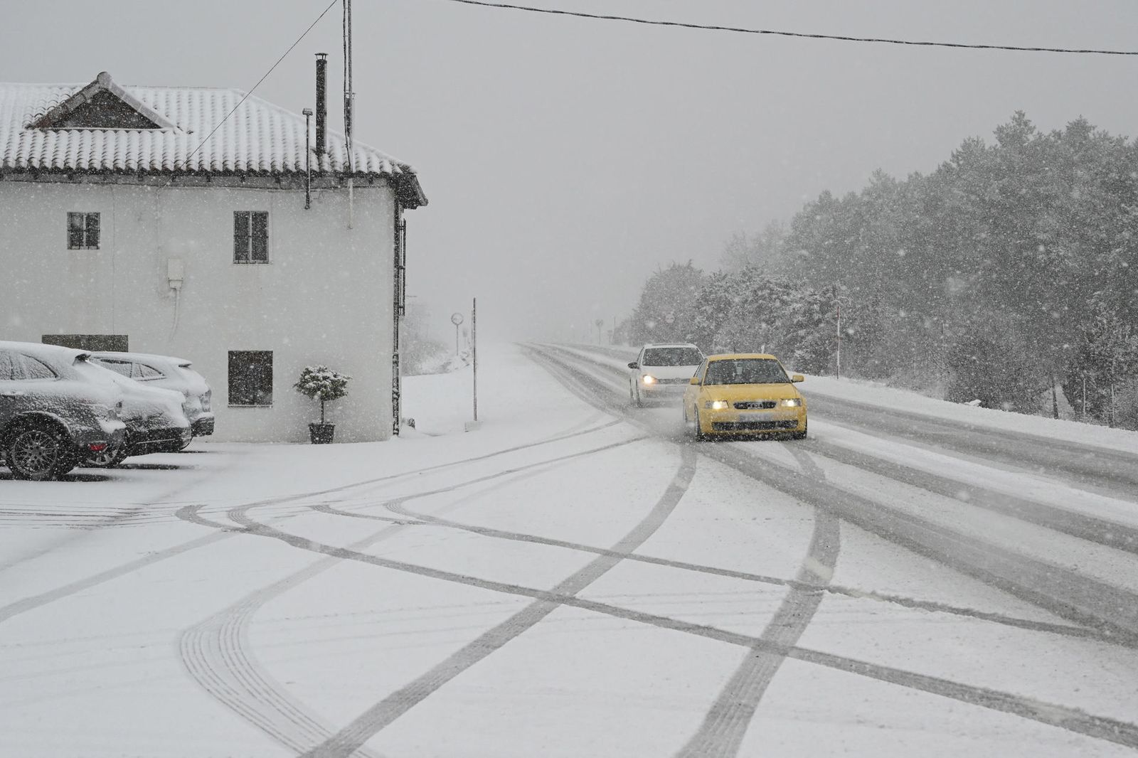 Diversos cotxes circulen entre la neu per la carretera N-630 este dissabte, en una jornada marcada pel temporal de neu que afecta diversos punts de la província de Lleó.