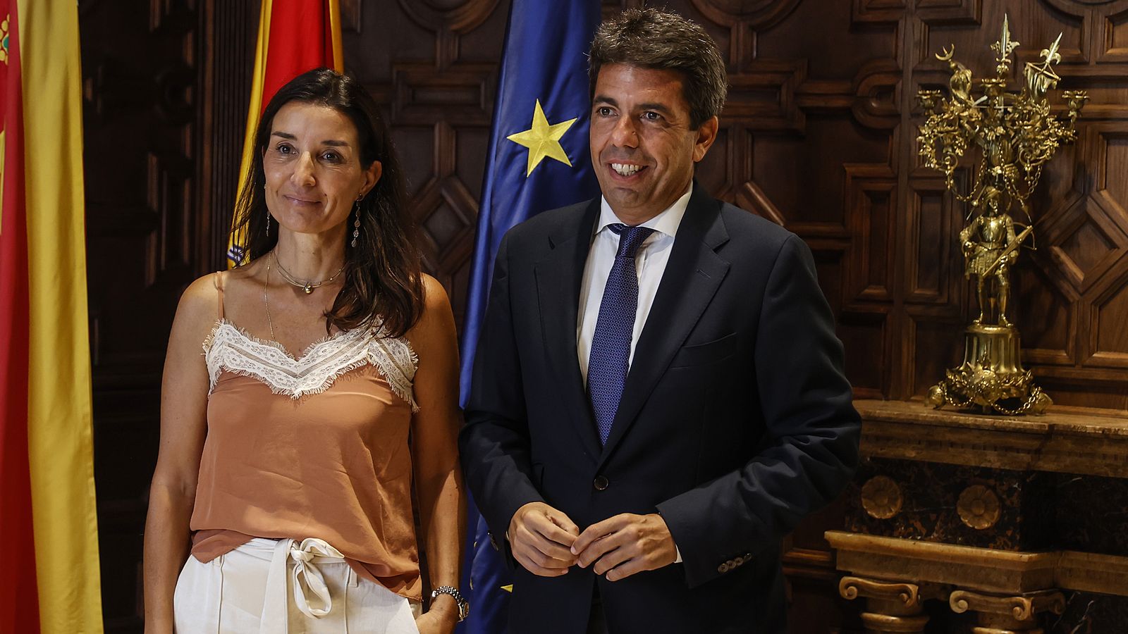 La conselleria d'Hisenda, Economia i Administració Pública i portaveu Ruth Merino posa amb el president Carlos Mazón