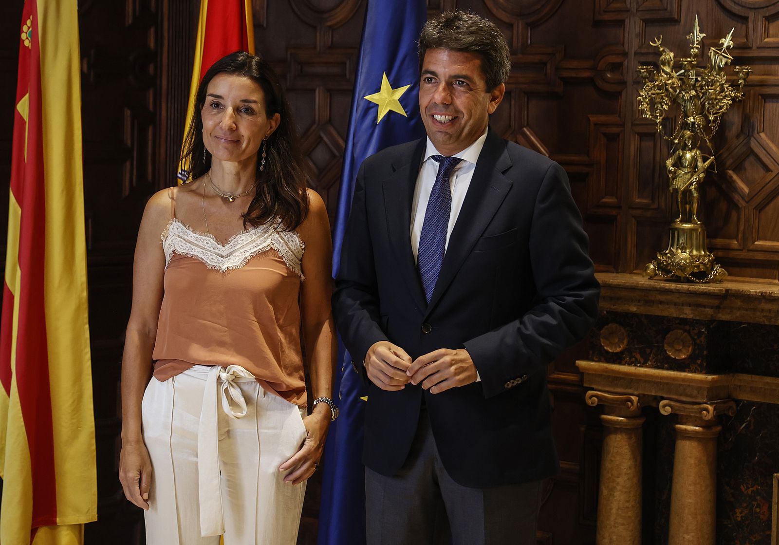 La conselleria d'Hisenda, Economia i Administració Pública i portaveu Ruth Merino posa amb el president Carlos Mazón