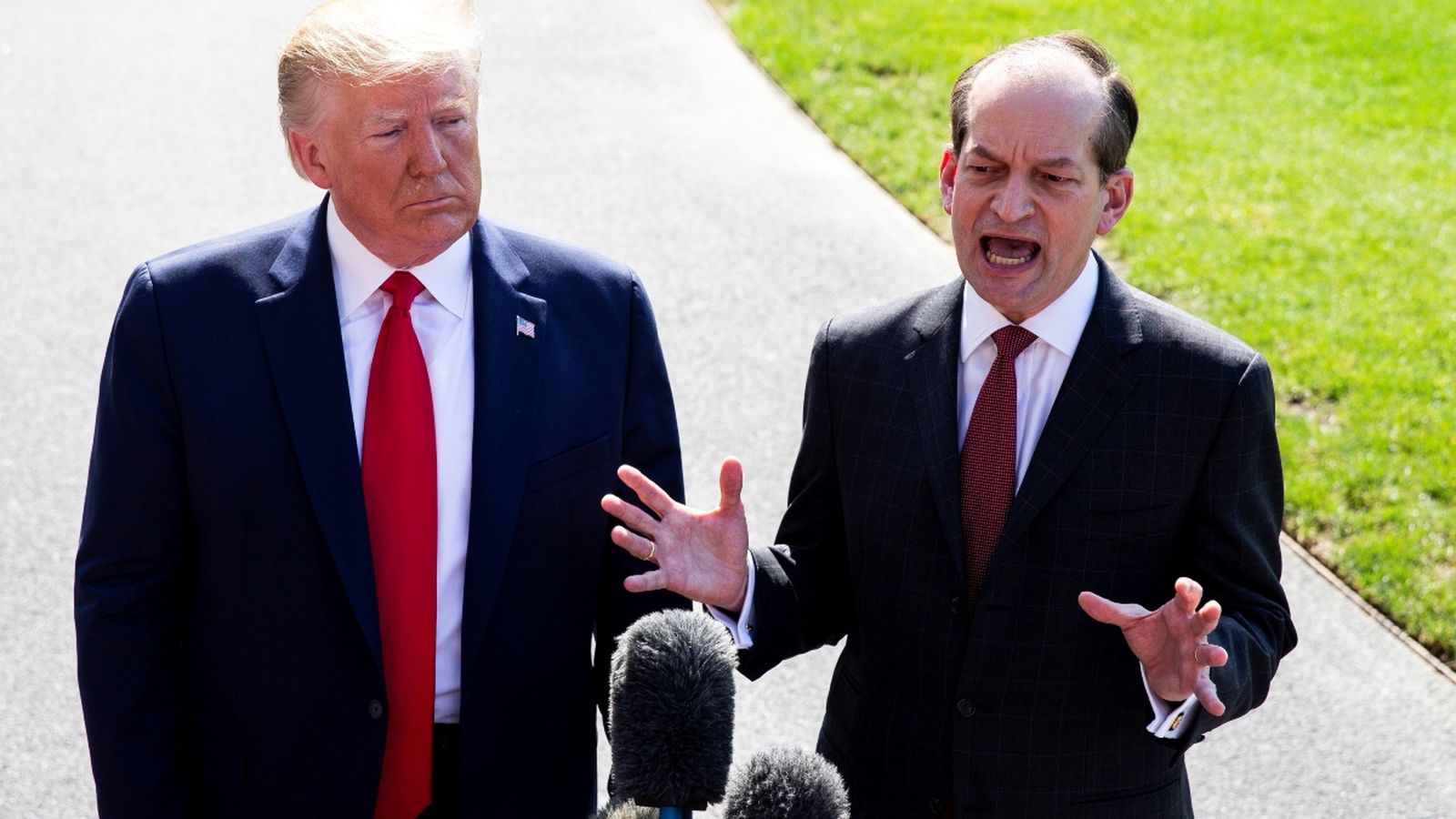 Alex Acosta anuncia la dimissió al costat de Donald Trump