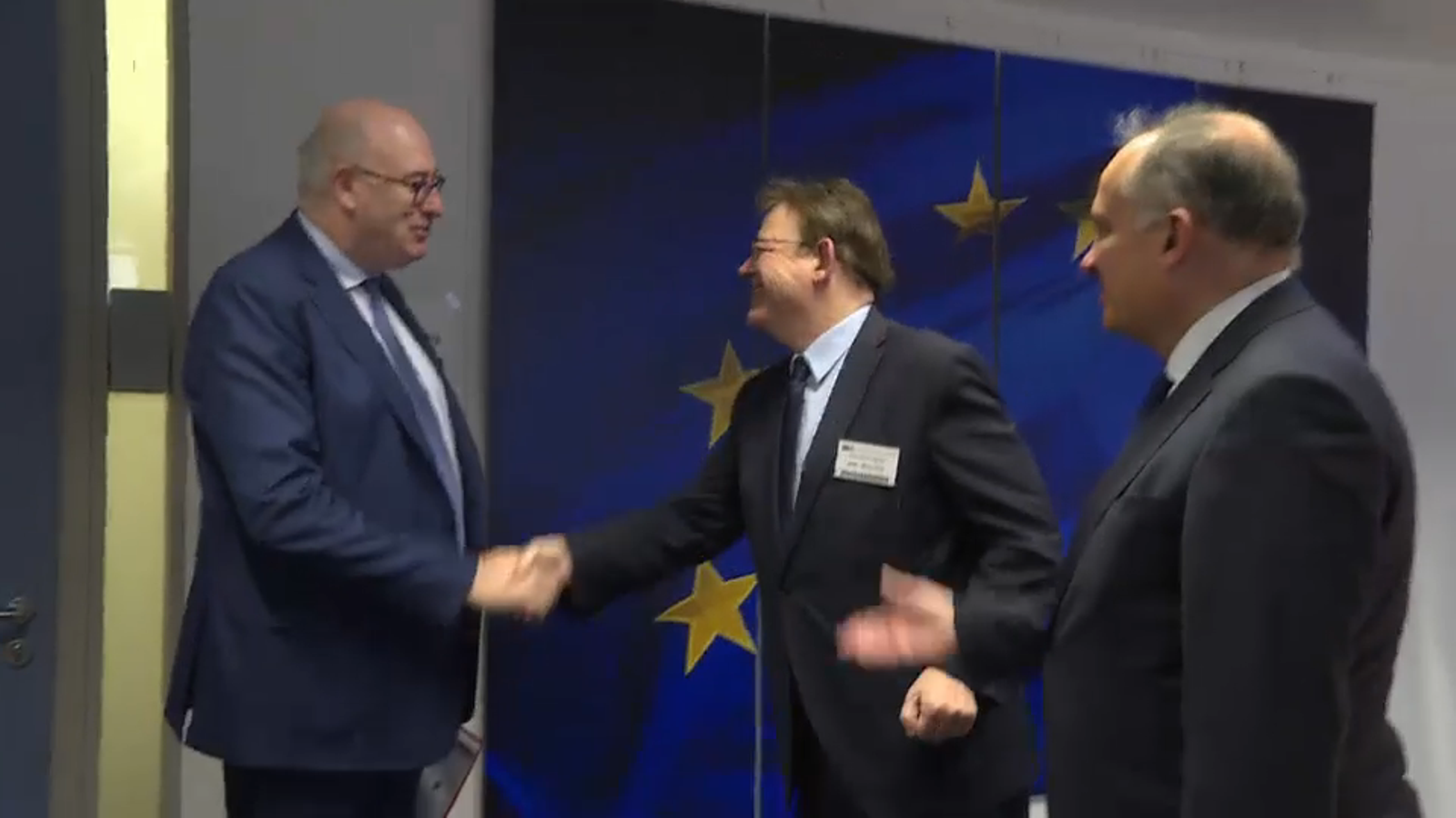 El president de la Generalitat, Ximo Puig, saluda al comissari d'Agricultura i Desenvolupament Rural, Phil Hogan