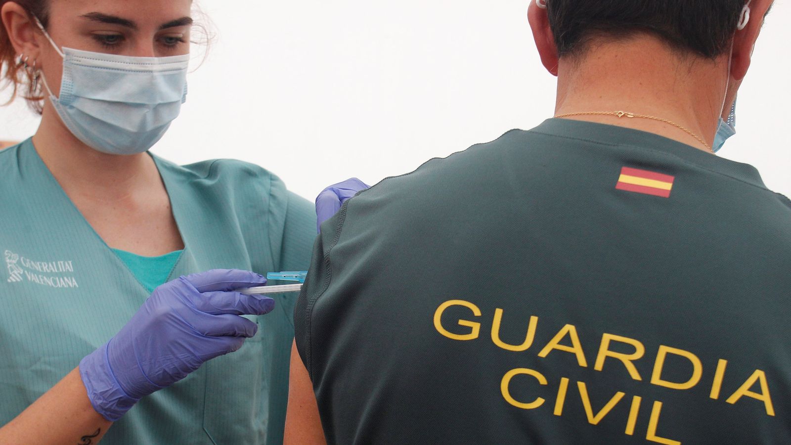 Un agent de la Guàrdia Civil rep una dosi de la vacuna contra la Covid-19 a la Comunitat Valenciana