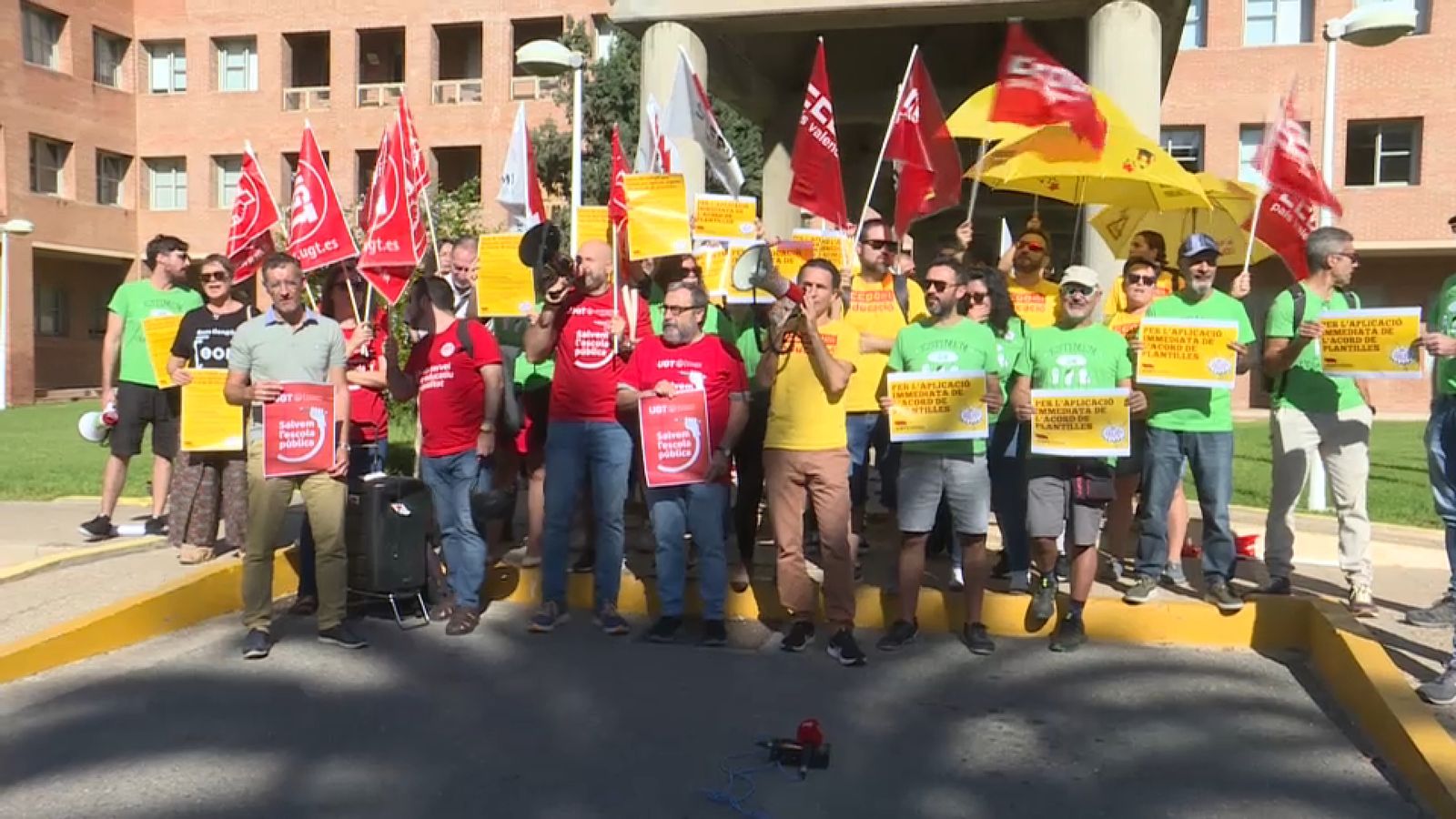 Representats dels sindicats STEPV, UGT-PV i CCOO-PV protesten a la conselleria d'Educació