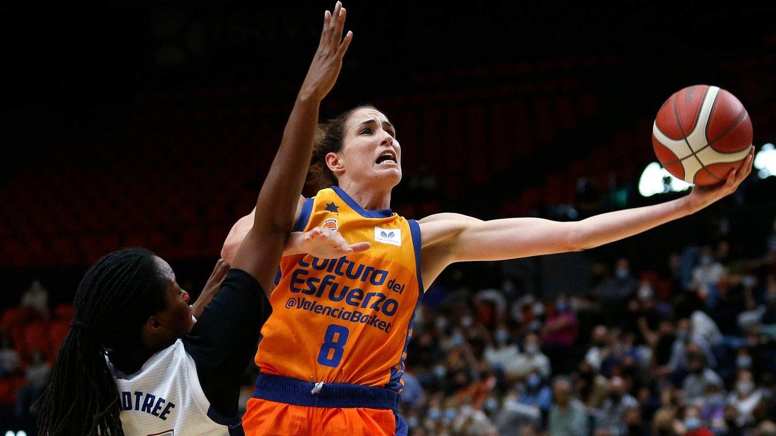 Rebecca Allen tracta d'aconseguir una cistella