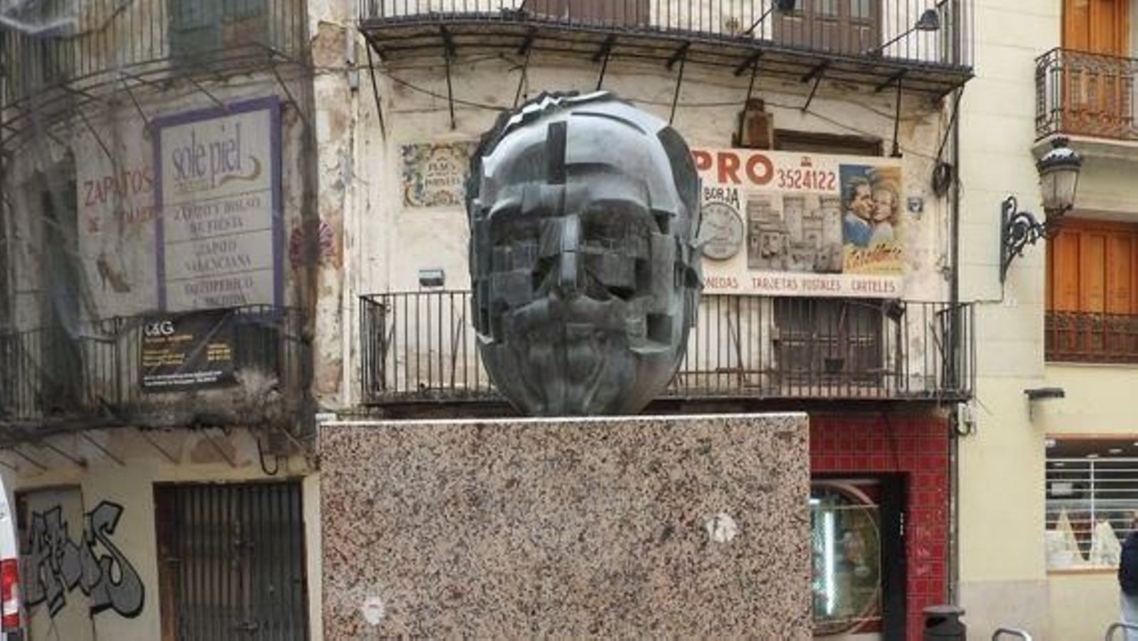 Escultura de Nassio Bayarri a Blasco Ibáñez a la plaça dels Porxets de València