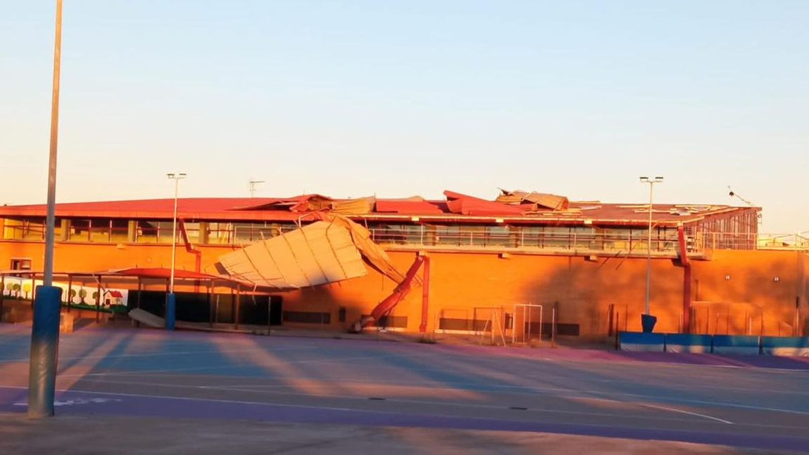 Imatge dels desperfectes a la piscina municipal d'Almassora