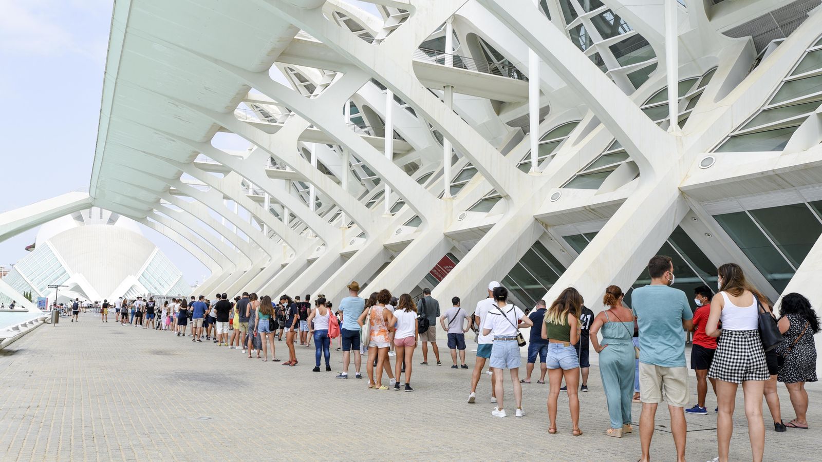 Diversos joves fan cua a la Ciutat de les Arts i les Ciències de València per a vacunar-se contra la Covid-19, imatge d'arxiu