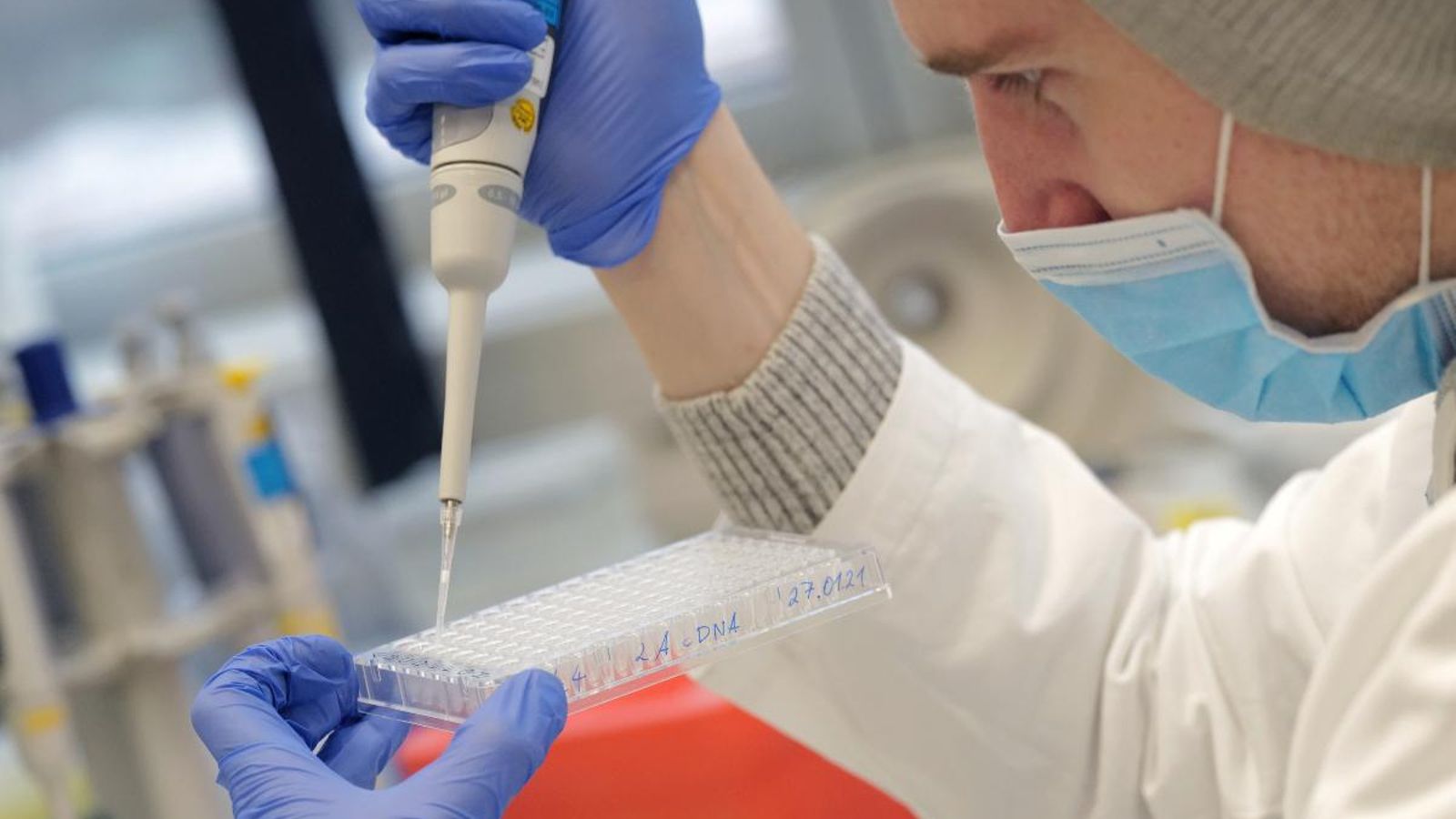 Un científic manipula mostres de coronavirus
