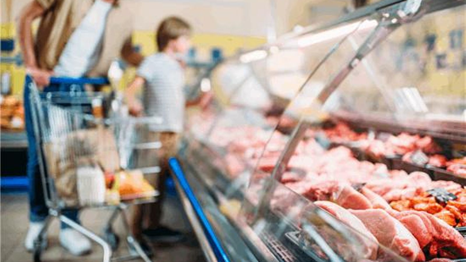 Una família en l'aparador de carn d'un supermercat