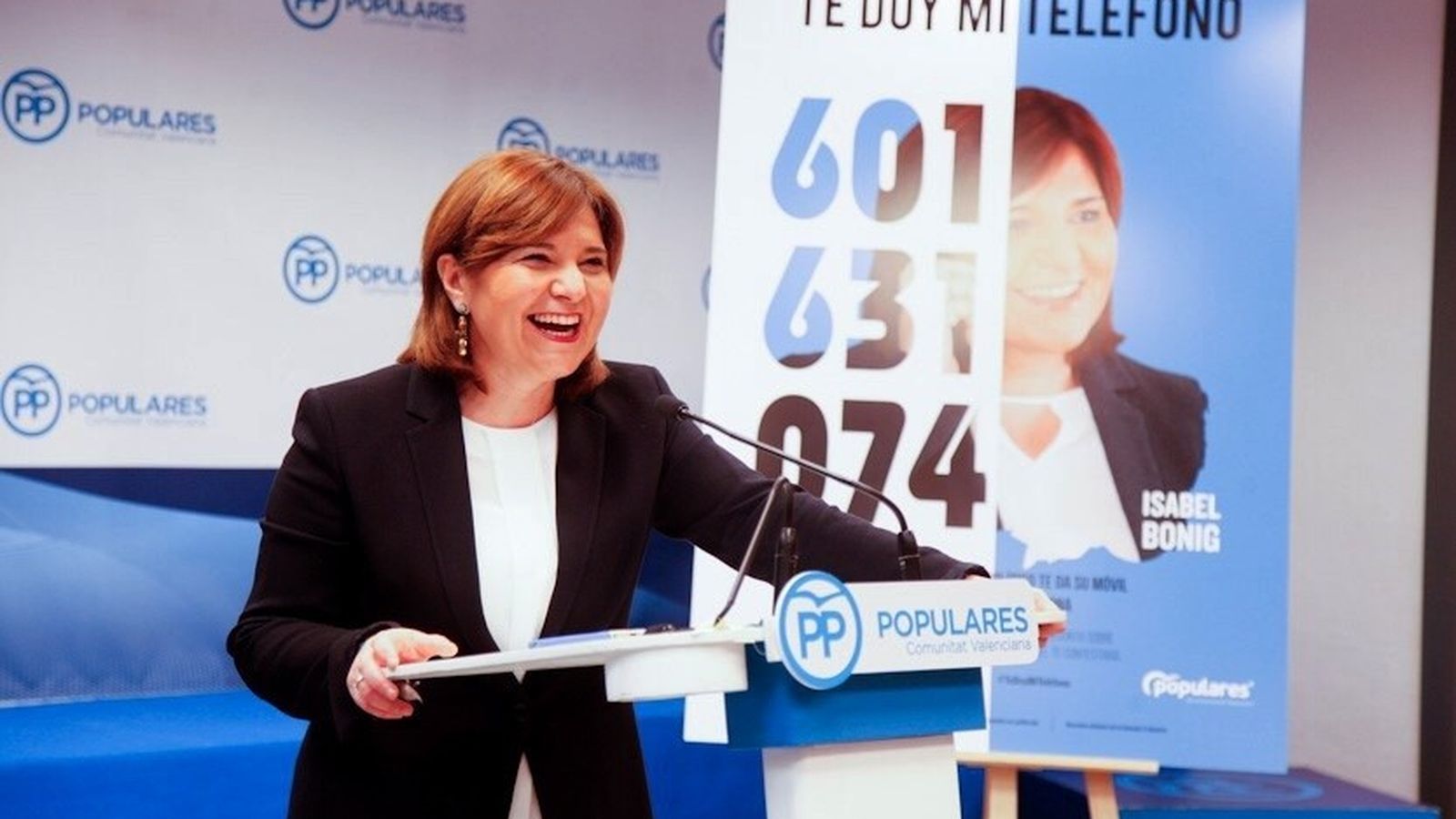 La líder del PPCV, Isabel Bonig, duran la presentació del servei d'atenció telefònica