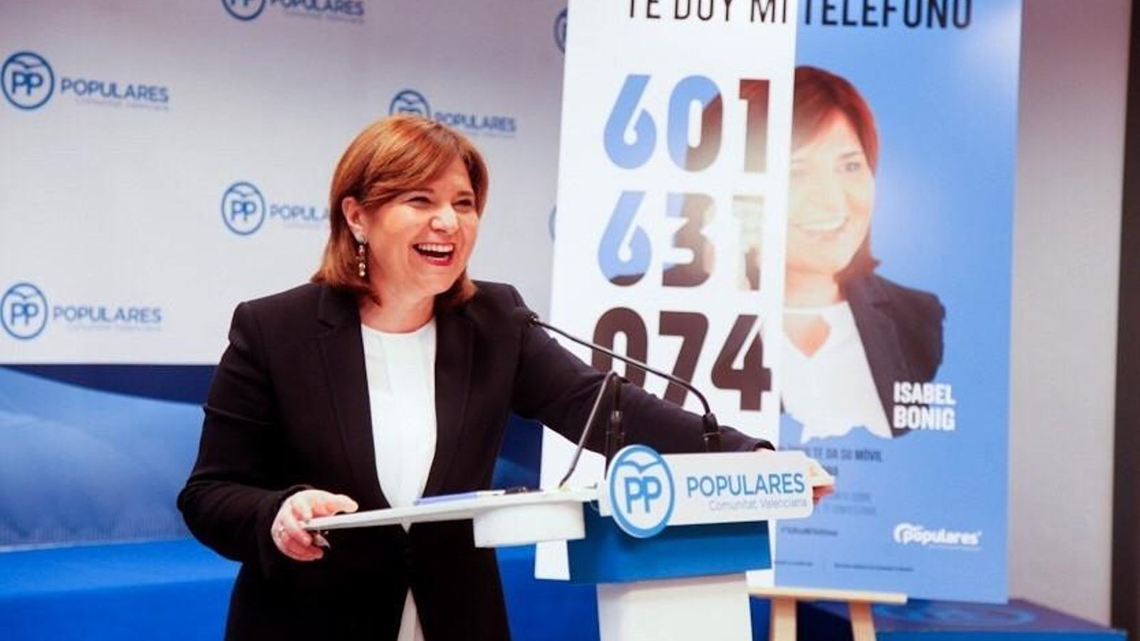 La líder del PPCV, Isabel Bonig, duran la presentació del servei d'atenció telefònica