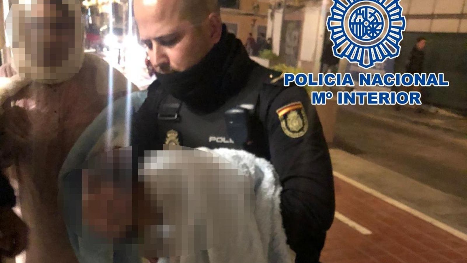 Un agent de la Policia amb el bebé auxiliat