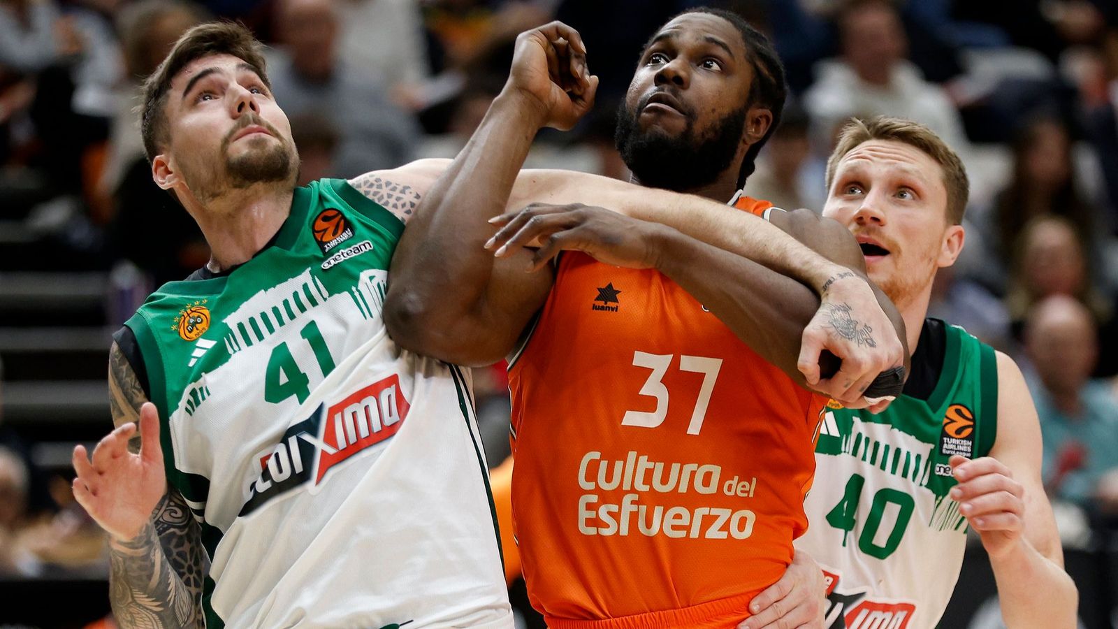 Ojeleye i Juancho Hernangómez lluiten per un rebot