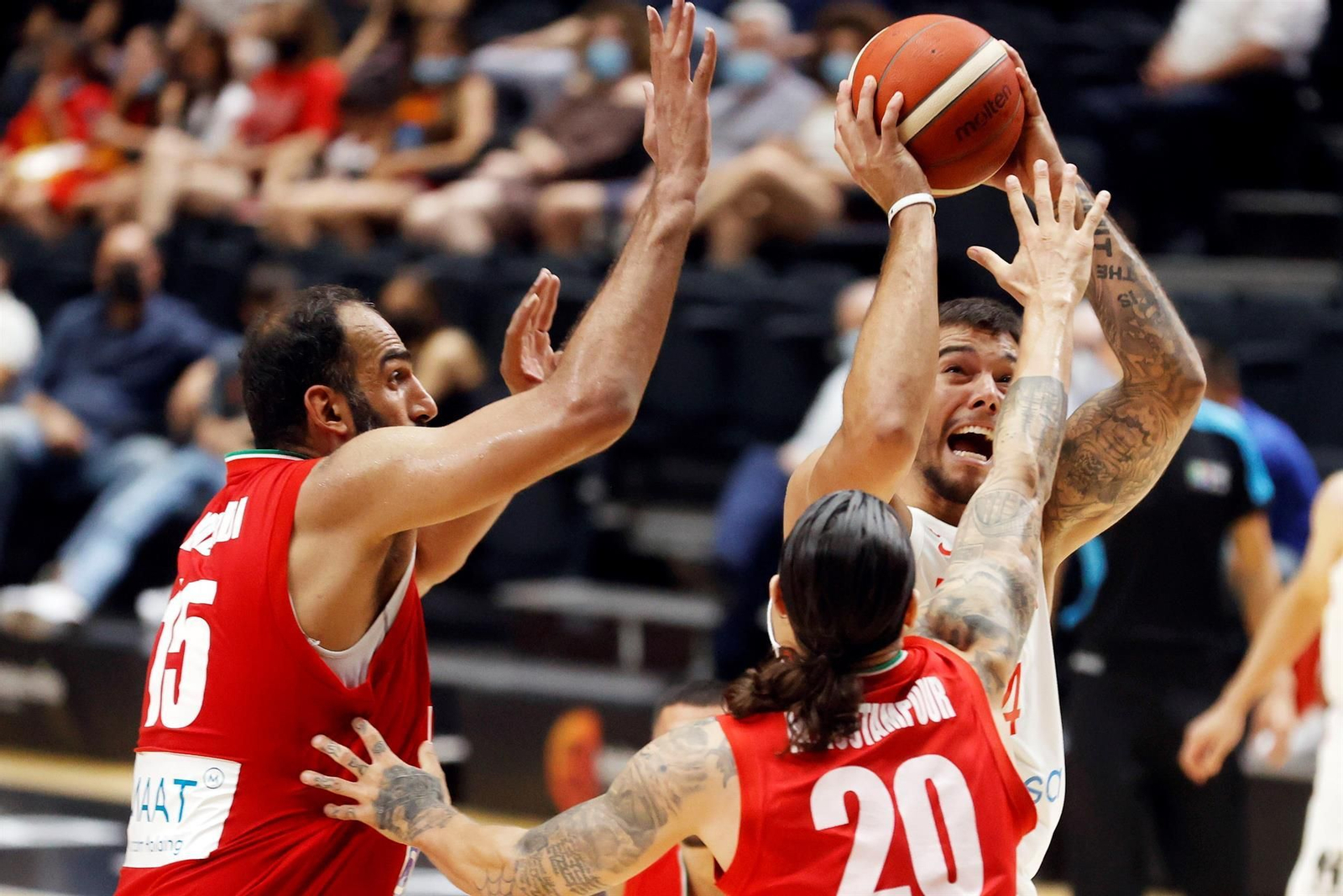 L'espanyol Willy Hernangómez tracta d'encistellar davant l'oposició dels jugadors d'Iran