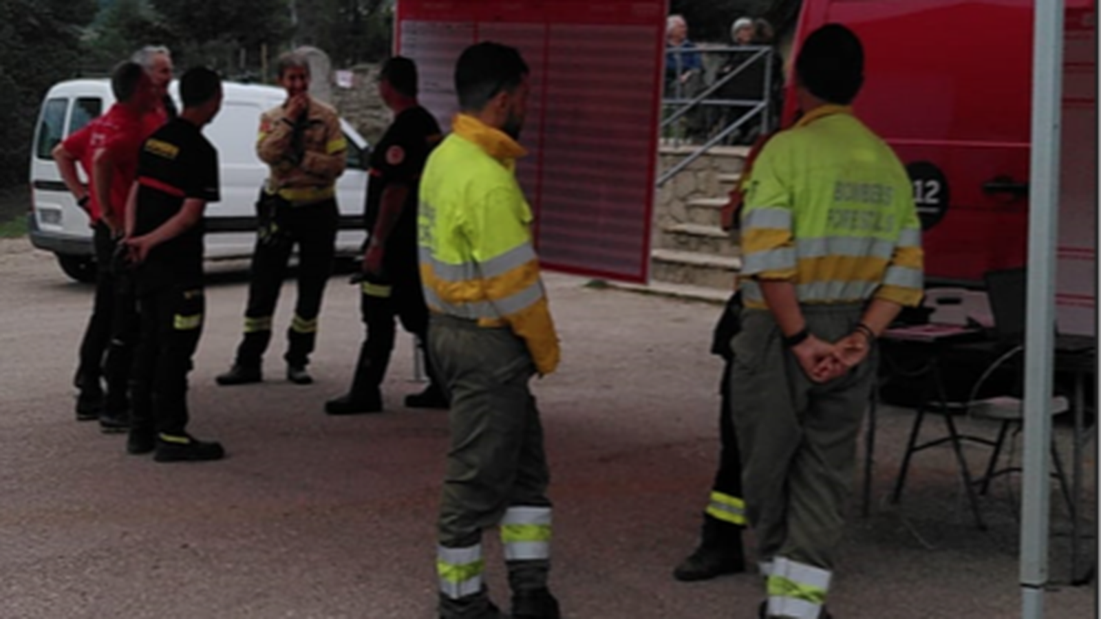 Part dels efectius que han treballat en la recerca del veí desaparegut mentre buscava bolets